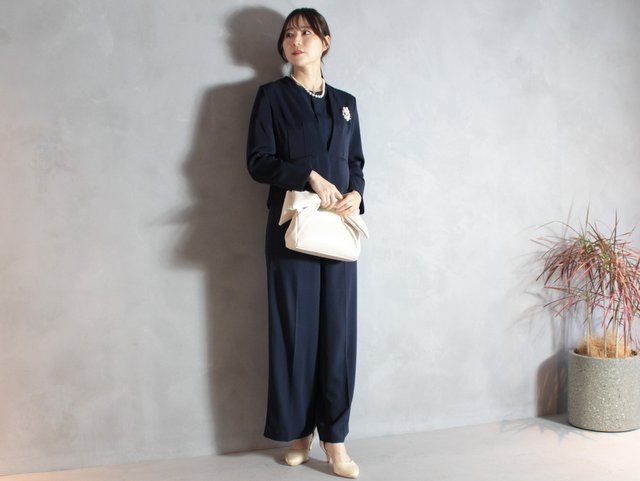 ジャケットと合わせて、今どきパンツスーツとしても着こなせます。