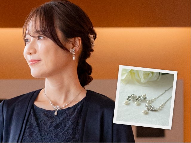 結婚式の母親ドレスのコーデのコツは、ドレスはシンプル、小物で華やかに。
