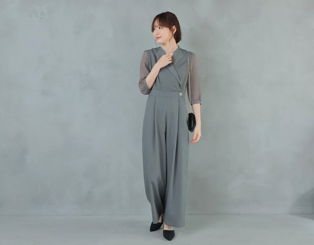 襟付きパンツドレスがきちんと感を演出。