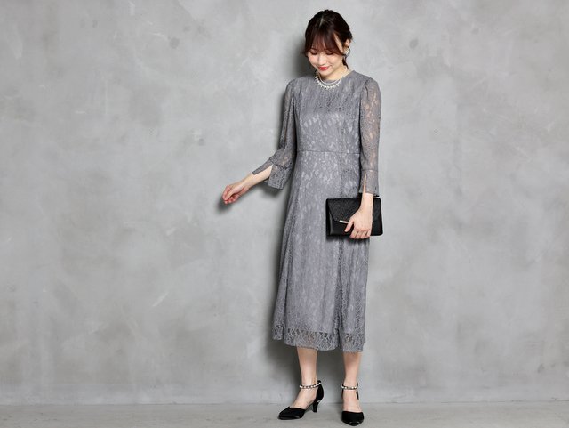 シンプルでありながら、高級感を醸し出すシルキーグレーのレースドレス