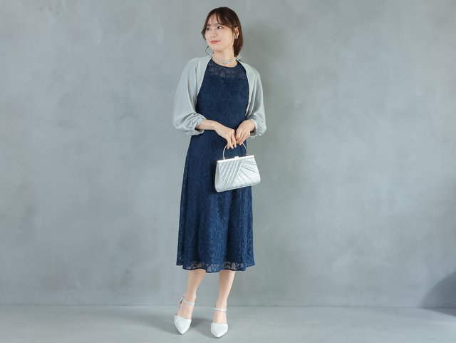 親族の立場にふさわしいネイビーの総レースドレス