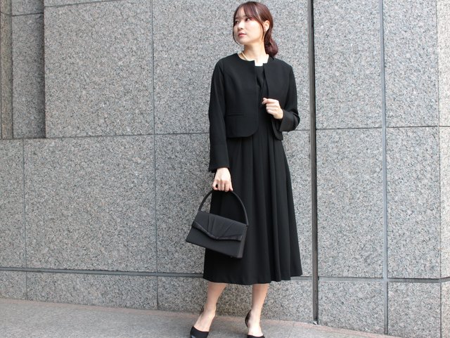 女性の喪服のいまどきコーデは「ノーカラージャケット+ワンピース」が最適。