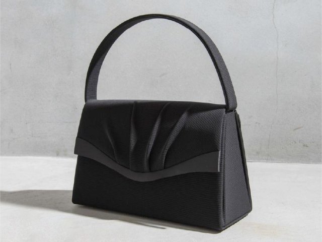 ブラックフォーマルバッグはシンプル&上質が基本