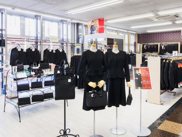 量販店・紳士服店は、デザインが少し硬いものが多い印象。