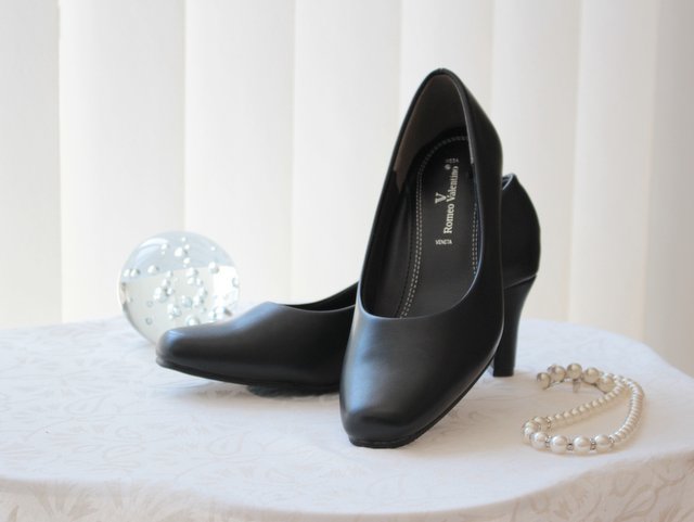 ブラックフォーマルの靴はヒール控えめで歩きやすさ重視