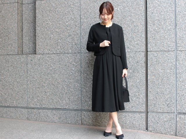 50代レディースが選ぶべき品のある喪服とは?