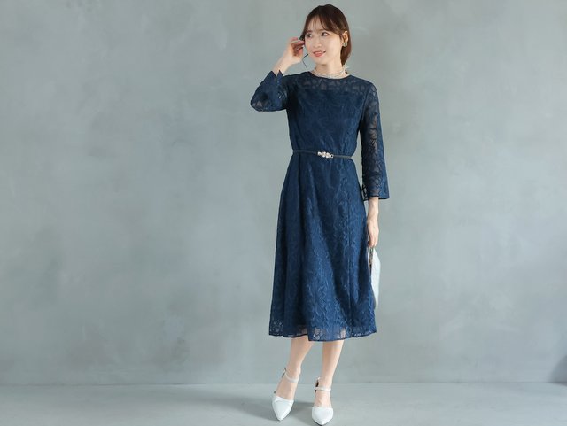高級感あるレースが上品な雰囲気を演出。ジャケットとセットアップも可能。