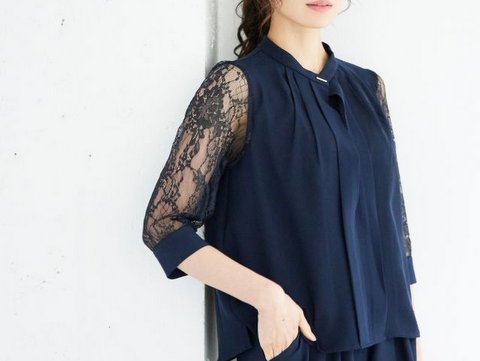 少し透け感のある袖ありパンツドレスがおすすめ！