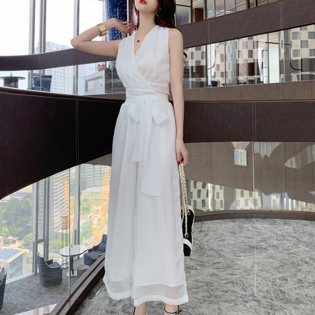 結婚式では花嫁とかぶるため、白や白に近いカラーは避けるのがマナー