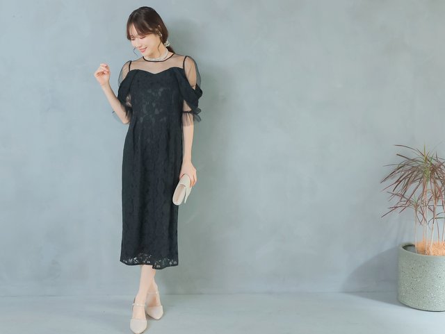 黒ドレスを選ぶ際は、シンプルすぎないデザインを意識することも大切