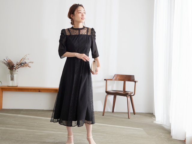 黒のドレスは、デザインや素材によって華やかさを自在に演出できる