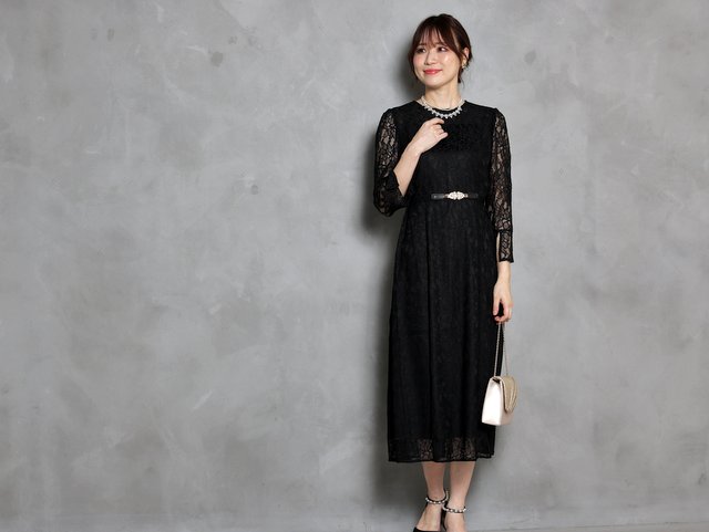 ブラックドレスは、素材で華やかさをプラスする