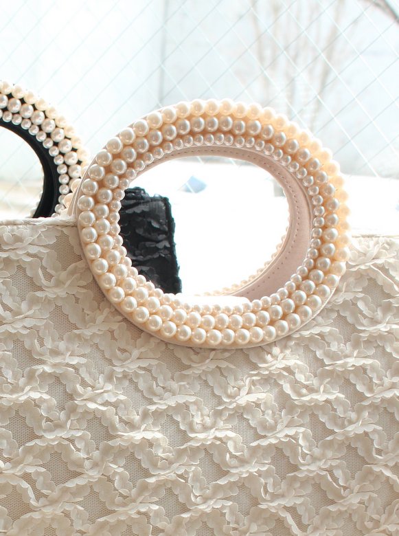 贅沢なパールリングが特長のデザインバッグ