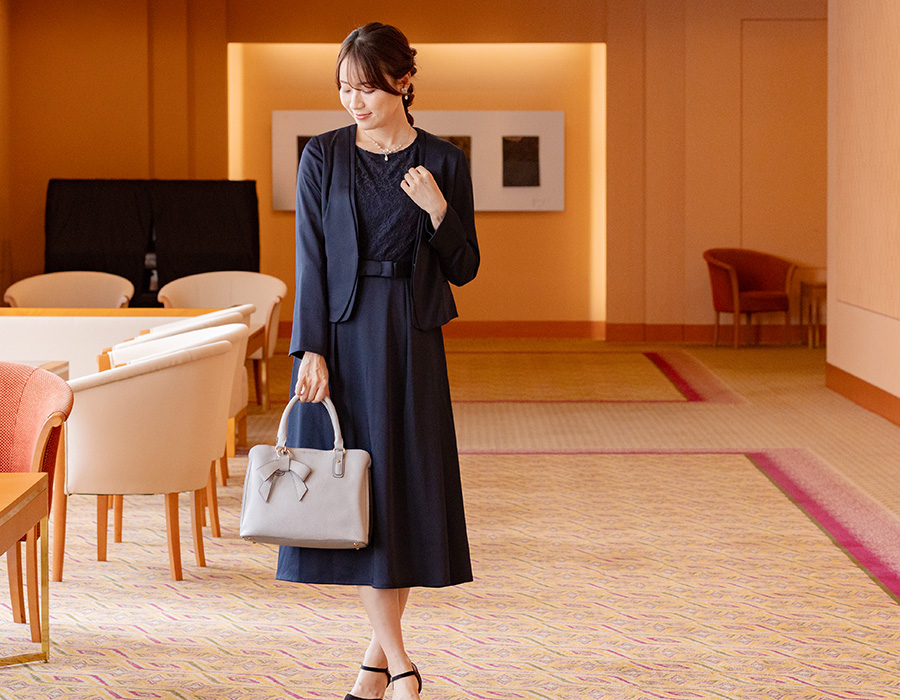 親族の結婚式の服装で人気NO,1のネイビースーツ